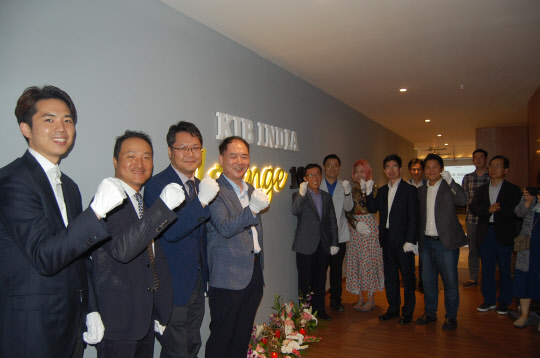 13일 인도 벵갈루루에서 열린 'K-ICT 부트캠프 인디아' 개소식에서 김동현 아우르 대표, 김효근 한인도SW상생협력센터장, 박성진 주인도 대사관 과학관 등이 기념사진을 찍고 있다  NIPA 제공